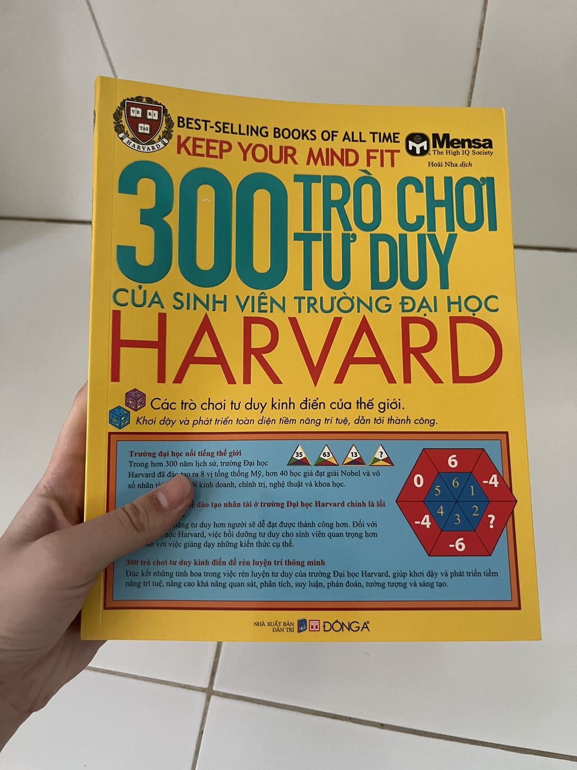 Sách mới khoảng 95% vì góc sách bị đen và bên hông sách còn bị quẹt 1 đường thẳng đen. Giao hàng nhanh (1 ngày đã nhận được) tuy nhiên gói hàng chỉ có mỗi hộp carton và sách không được bọc túi chống sốc hay gì cả. Nhưng vì giá rẻ nên vẫn cho 5 sao. Mong Tiki xem xét lại khâu đóng gói sản phẩm và kiểm tra chất lượng sản phẩm trước khi giao hàng.