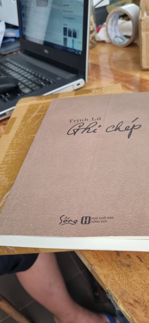 Nội dung là sách hay, nhưng NCC giao cuốn bị gãy trang bìa, trong khi mình mua tặng