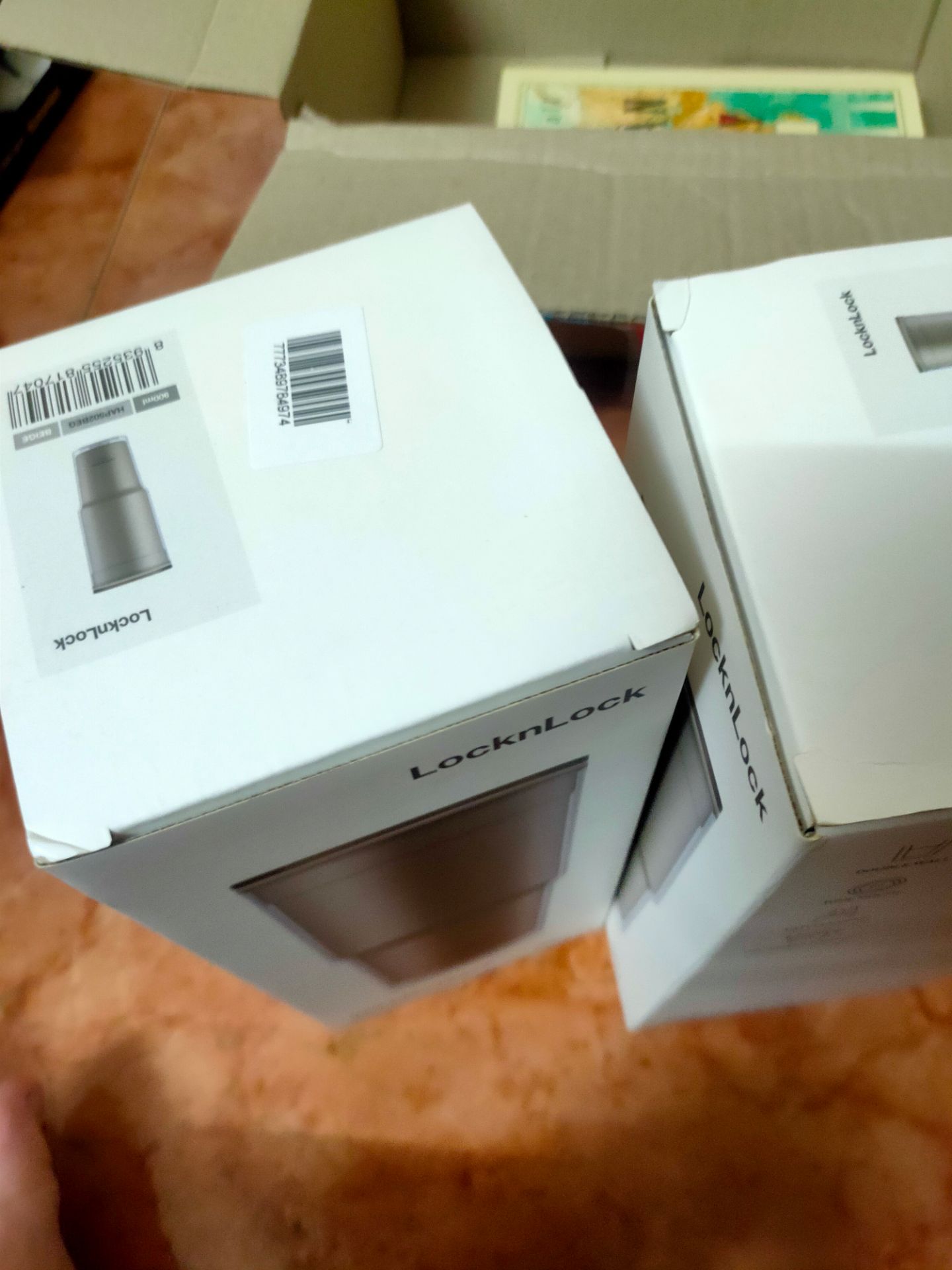 Giao hàng hộp hơi mốp nhưng bên trong ko bị gì. Ly xài ổn, thiết kế đẹp, dễ rửa. Điểm trừ là nắp thiết kế ko kín (có cái lỗ uống nước, nhưng ko có gì đậy lại), nên dễ bị đổ nước