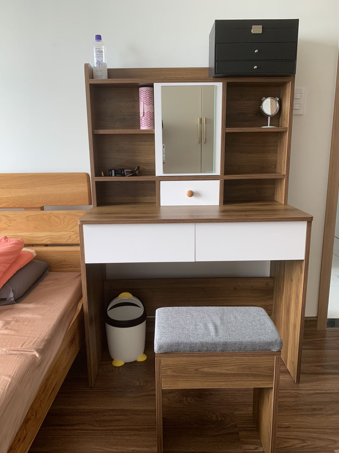 Giao hàng nhanh, lắp đặt miễn phí, anh giao hàng nhiệt tình, bàn đẹp như ảnh sản phẩm nha mng, đáng để mua