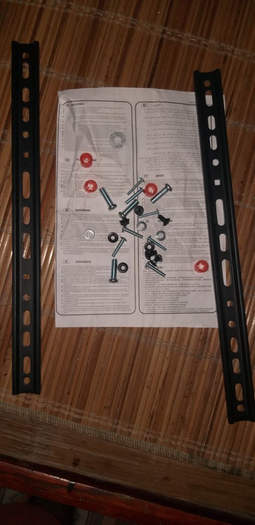 khung cứng cáp, dễ điều chỉnh, mỗi tội lắp hơi phức tạp như kiểu chơi lego ấy ghép mãi mới khớp, thừa hơi nhiều phụ tùng, với mấy cái vít bắt vào tường có vẻ hơi đuối nên m thay bằng ốc 16 đóng xuyên tường cho chắc (lỗ bắt vít hơi nhỏ nên phải khoan to ra mới vừa)