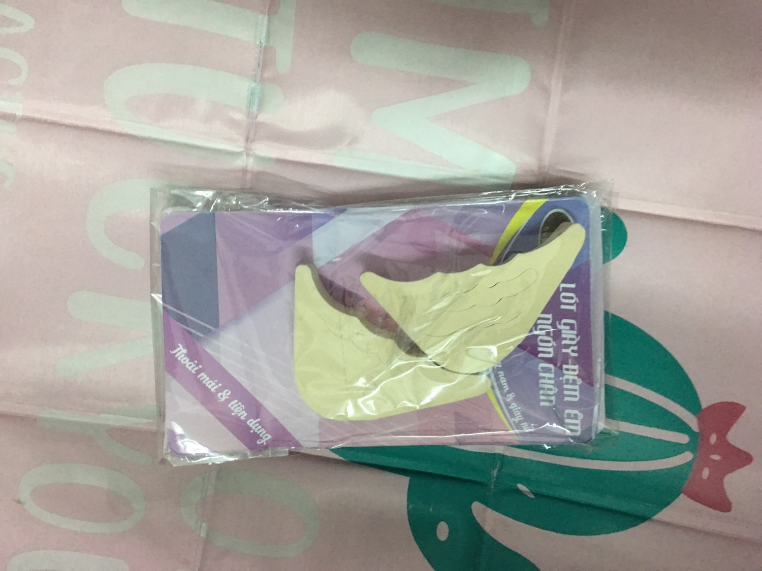 có đôi bốt mũi hơi nhọn, lót vào phần mũi đi êm lắm. bằng chất liệu mịn mịn êm êm, sản phẩm tốt. vẫn thích mua đồ ở Tiki có đôi bốt mũi hơi nhọn, lót vào phần mũi đi êm lắm. bằng chất liệu mịn mịn êm êm, sản phẩm tốt. vẫn thích mua đồ ở Tiki