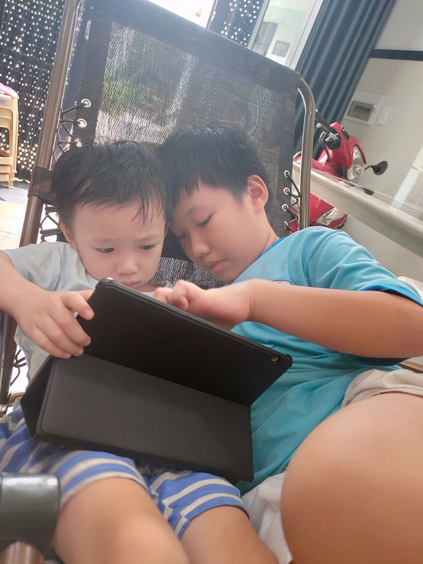 Trước mắt nhận được ghế rất ưng ý, ghế cứng cáp hợp với giá tiền, kiểu dáng đẹp. Thời gian sử dụng mới biết bền hay không. Vẫn đang tìm hiểu cách gắn khay uống nước.