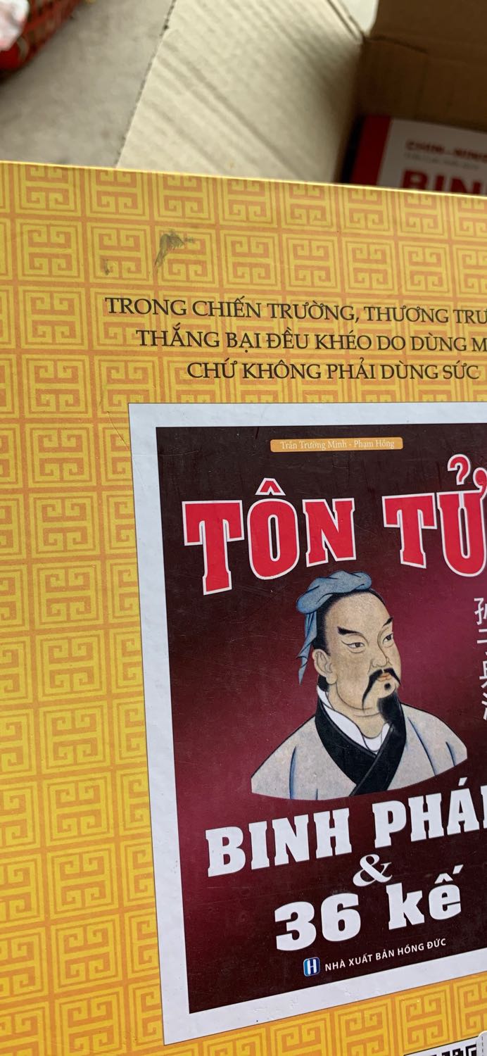 Bìa sách hơi bị bụi bẩn, có vết trầy xước, như là sách cũ hoặc sách bị để lâu ngày trong kho. 
Giấy in khá ok, chữ rõ nét. 
Mình vừa nhận được hàng, chưa đọc nên chưa rõ nội dung cách viết như nào.