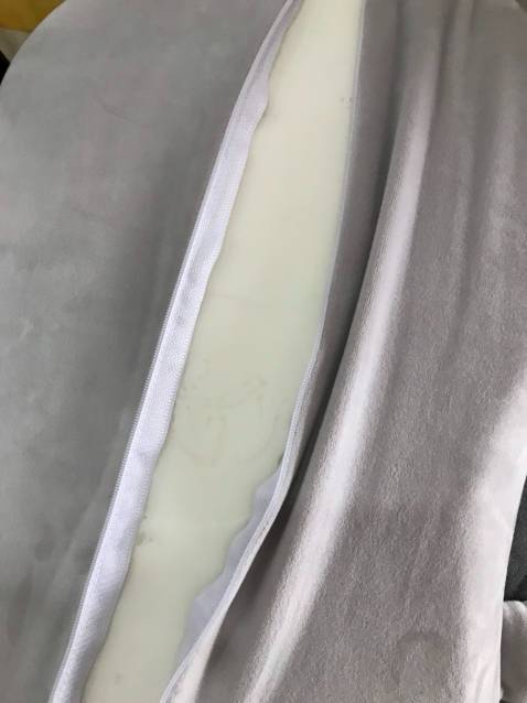 Gối tựa lưng kiêm luôn gối ngủ trưa của mình. Coi vậy mà xinh với êm xỉu lên xỉu xuống. Mặt sau gối có khóa kéo nên cũng dễ giặt. Mình có ib nhờ giao cùng màu nhau, thế là shop đổi sang màu xám xịn xò này luôn. 5 sao