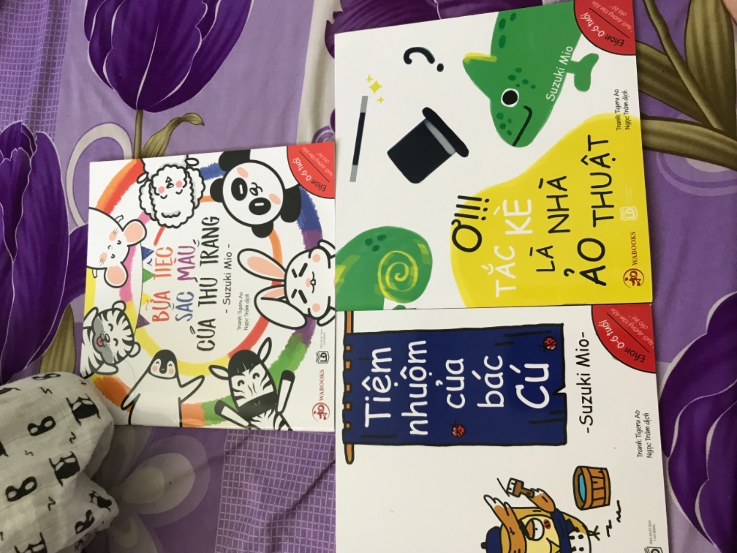 Mình đặt 3 cuốn: Chấm tròn ơi!, có phải hình tròn đẹp nhất, ghép hình cùng Rio. Nhưng lại giao 3 cuốn khác hoàn toàn. Do mình ko trực tiếp nhận hàng được nên ko phát hiện giao sai. Đề nghị bên bán kiểm hàng kỹ trước khi giao