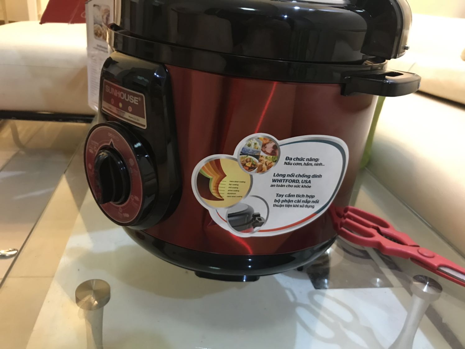 Đọc vài review thấy nhiều người mua bị giao hàng lỗi, không ngờ mình cũng bị. 
Tiki sơ sót trong việc kiểm hàng trước khi giao, hàng mới mở từ hộp ra nhưng đã bị móp.
Tuy nhiên các bạn tiếp nhận thông tin đổi trả rất nhanh nhẹn và nhiệt tình, xử lý khá nhanh chóng.