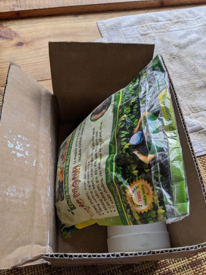 Gói TRICHODERMA đã bị cắt ra và dán lại. Bột rây ra hết cả hộp.