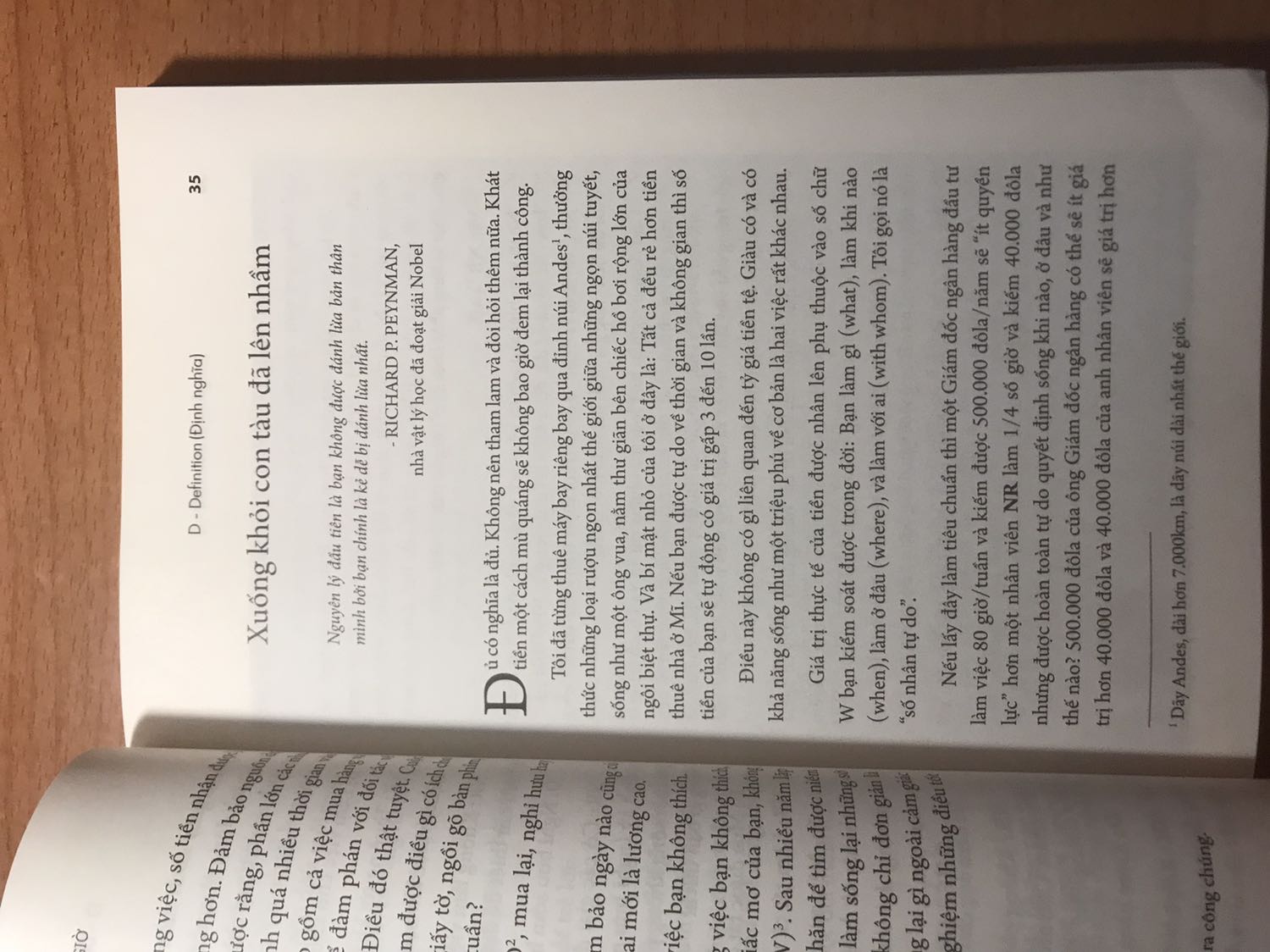 Mình mua quyển này theo gợi ý trên Youtube. Sách bự chà bá, nhìn như quyển giáo trình. Sợ. Mình thắc mắc tại sao nxb không làm quyển cỡ nhỏ như bình thường nhỉ? Mình đọc giáo trình ngán lắm rùi cầm quyển này muốn xỉu ngang. Mà sách cũ lắm nha. Nhìn giống như bị người ta đọc rồi. Còn bị bãy góc nữa. Khóc