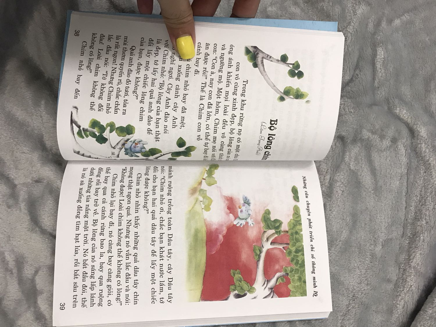 Vừa nhận được sách mình đã rất thích mặc dù bên ngoài cái hộp nó móp méo mình cũng lo là nó sẽ bị móp bên trong nhưng không. Sách được bọc rất cẩn thận.
Màu sắc bị kích thích trẻ lắm. Nội dung bên trong khá nhiều câu chuyện hay. 
Đặc biệt ở mỗi câu chuyện còn có thêm dòng bài học rút ra.
Kích cỡ chữ to và rõ ràng. Màu sắc nhẹ nhàng hình ảnh thú vị nhưng mà có vẻ hơi bị mờ một chút xíu xíu thôi không nhiều.
Khuyến khích các mom nên mua nhé!