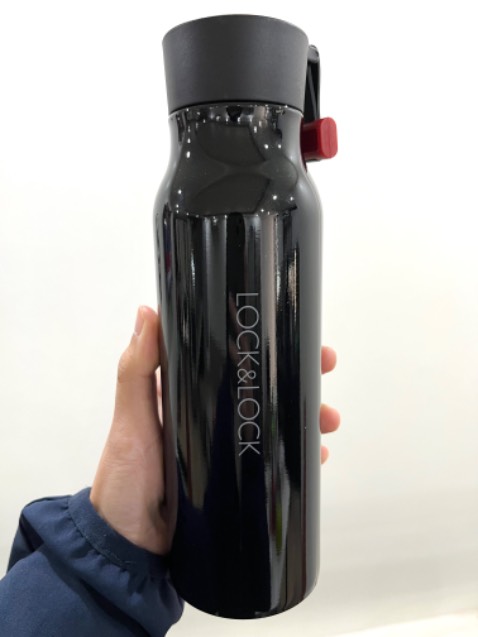 Mình mua tặng nên chưa biết khả năng giữ nhiệt thế nào, nhưng màu sắc chuẩn, bình chắc chắn, có chỗ cắm ống hút; tiki giao hàng nhanh.