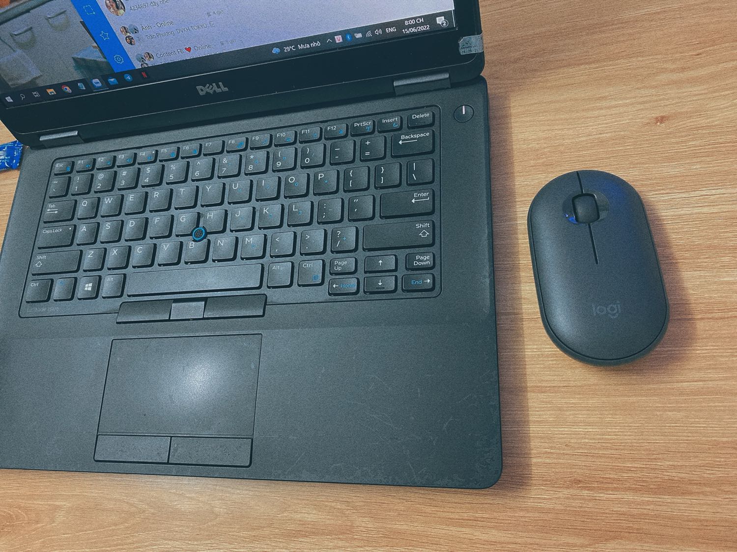 Chuột hơi nhỏ so vs tay mình. Mới dùng thì chưa quen lắm. Bù lại click êm, k ồn, lướt cũng ổn. Nhưng k rõ sao thỉnh thoảng vài lúc cảm giác di chuột hơi lag.