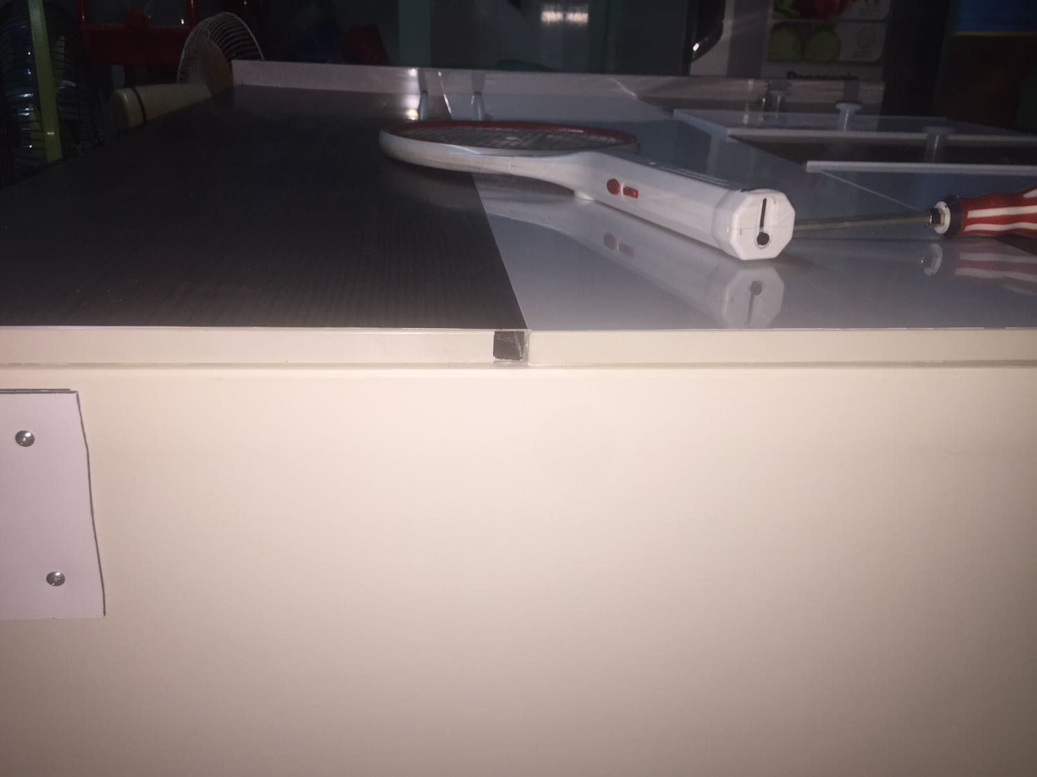 Đầu tiên phải khen tủ, đẹp, gọn, giao hàng nhanh. Hàng như hình. 
Phần còn lại, điểm trừ là:
1. Làm dối, hộc tủ mà bắt ốc thiếu 1 cái phía sau hộc tủ, về lâu dài sẽ ko ổn, dễ ghê
2. Bánh xe bắt bể gãy, xong bắt lại ko thay miếng khác cho khác hàng! 
3. Trong tủ gắn bị bể theo cách ngăn giữa tủ! 
Mong cửa hàng lúc làm cẩn thận, vì hàng cồng kềnh, muốn đổi hàng cũng khó! 
Mọi người nên cân nhắc khi mua, nếu được lựa trực tiếp sẽ ổn hơn!