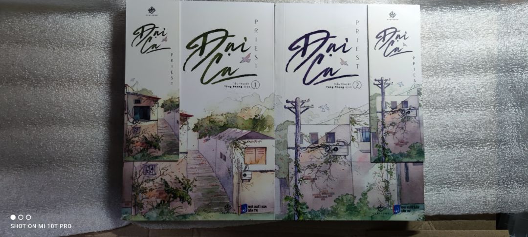 Giao từ tp HCM mất 3 ngày về Bắc, 2 quyển truyện có 1 lớp seal bookcare, 1 tấm kiểu xốp chống xốc, hộp đựng chắc chắn. Phần tranh của bìa ngoài đc phủ thêm 1 lớp gì đó hnhu cán UV  (trong hình, soi đèn học ở gần nó bóng loáng lên í), 2 bookmark dày, dịch out nhây đúng chất Priest ak (k bt khi ra sách có bị cắt j k mà t thấy tình ae ch thật sự...). Chất liệu hiện thực, kể chuyện phóng khoáng tự nhiên mà hài rất duyên, đi theo trình tự thời gian nên nhân vật có nhìu thay đổi và trưởng thành, từng nv cx đều đc Priest xử lí gọn. Nv chính là Ngụy Khiêm, đảm nhận những pha hành động trong truyện, tính cách đc bộc lộ rõ ràng qua việc làm của ổng. Ngược lại với ổng, Ngụy Chi Viễn đc tác giả khắc hoạ nhiều qua diễn biến tâm lí, tuyến tình cảm của Ngụy Khiêm của cả câu chuyện 1 mk Ngụy Chi Viễn cân hết, k có ai xen vào đc, nhưng Viễn cũng gặp nhiều trở ngại lắm.