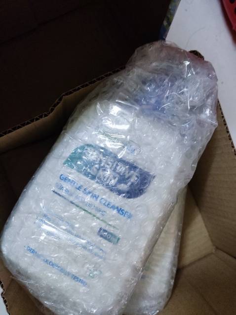 Shop đóng gói cẩn thận, chuẩn bị hàng hơi lâu, 66k/chai sữa rửa mặt 500ml khá rẻ