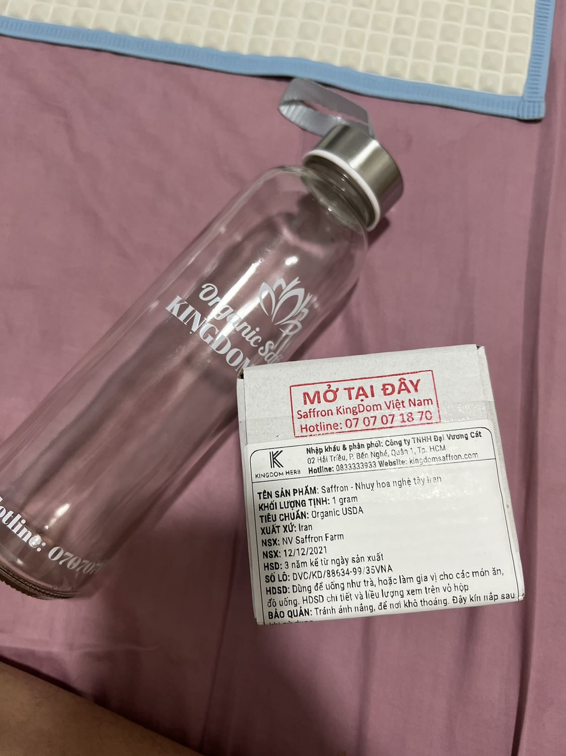 Giao hàng nhanh. Kèm đủ đúng quà tặng. Có thông tin rõ ràng. Nhưng dùng mới biết đc chất lượng. Giá thì đắt hơn thị trường nhưng mo hộp có mùi thơm. Ngâm nước có màu vàng. Nhưng lúc đầu hok đều, mà lắng xuống đáy chai phần trên nuoc trong. Nhụy tương đối hok bị nát lắm, nhưng hok to.