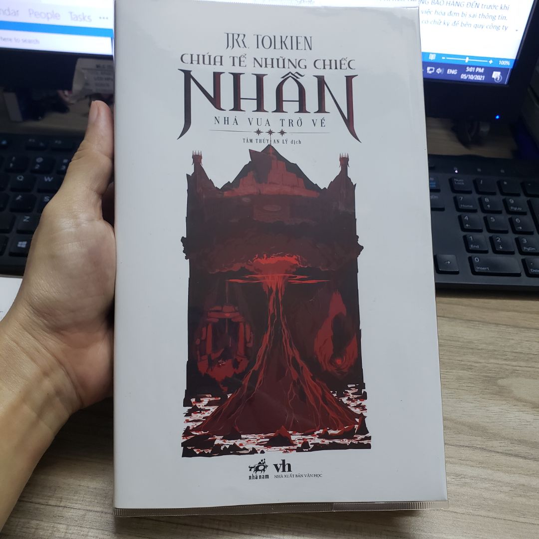 Sách dày, khổ to hơn mình tưởng, cầm khá nặng tay
Quyển này nằm đọc thì chắc mau mỏi tay và rớt vào mặt :v
Chưa bàn về nội dung vì mình chưa kịp đọc, nhưng hình thức sách và bookcare của tiki làm mình hài lòng. sách khổ to nhưng chữ in font nhỏ hơn so vói các quyển truyện khác, nên có thể mất nhìu thời gian hơn cho bộ 3 quyển này. 
Điểm đáng tiếc là ko có kèm bookmark, nếu có in thêm thì hay biết mấy.