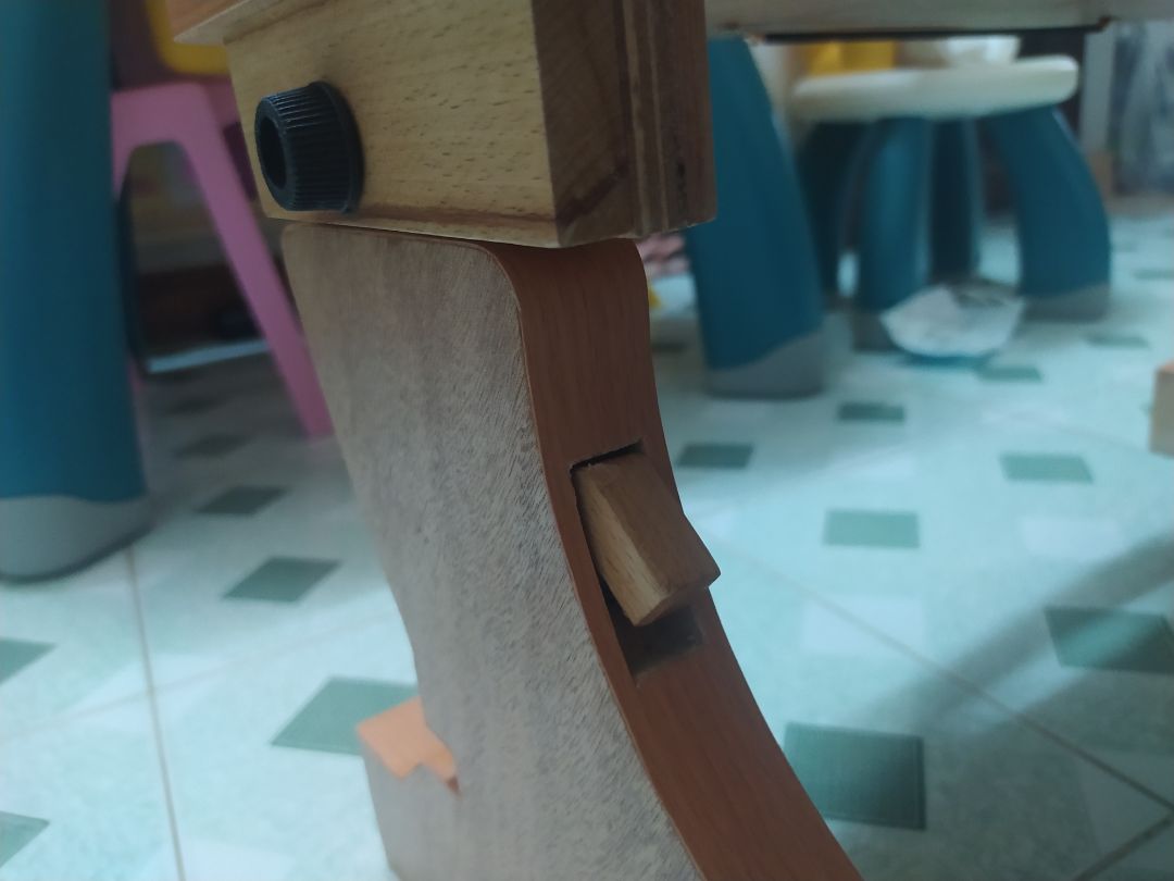 lúc nhận sản phẩm thì cảm giác hình đẹp hơn  hàng, bàn làm từ gỗ ép, nhìn chi tiết các góc cạnh và mặt bàn thì hơi thô nhưng được cái thiết kế khá sáng tạo và tiện dụng, cũng chính vì gỗ ép nên có ưu điểm là nhẹ, dễ thao tác. Nếu gia công tỉ mỉ và đẹp hơn nữa thì sản phẩm sẽ hoàn hảo hơn.