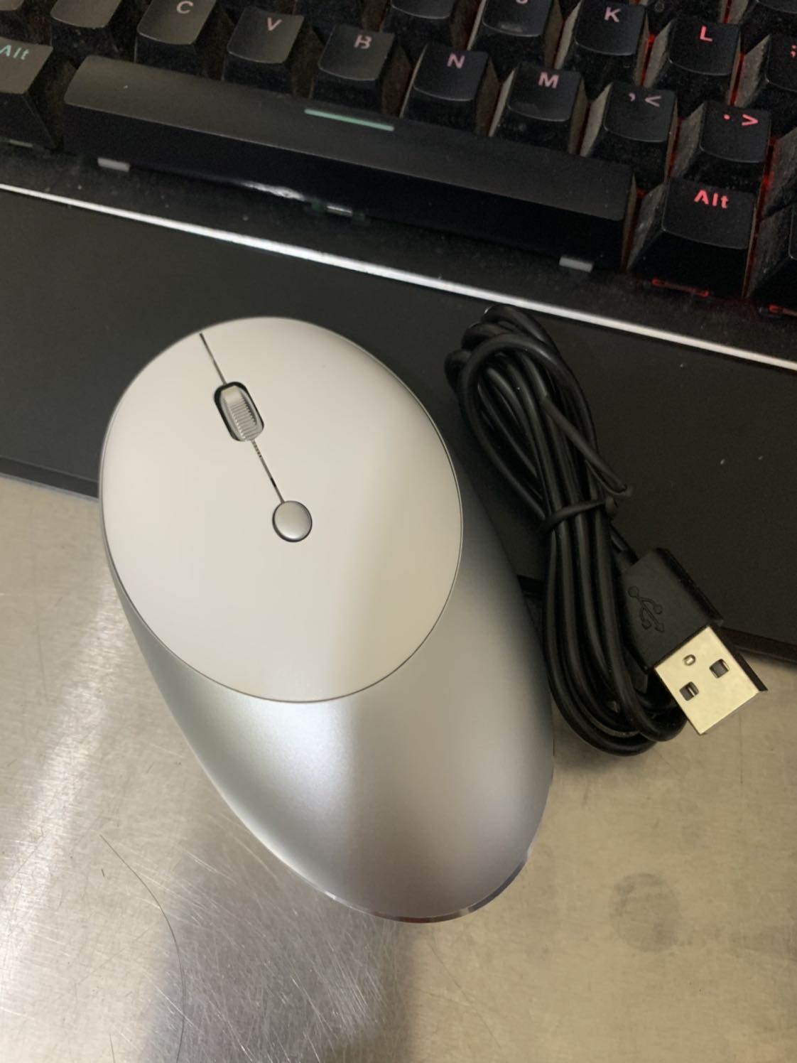 Chuột này thiết kế lạ mắt, mỏng nhẹ, phím nhấp chuột nhẹ nhàng, không gây tiếng ồn, nhà mình con nhỏ nên rất phù hợp, vừa làm việc được lại không ảnh hưởng đến con