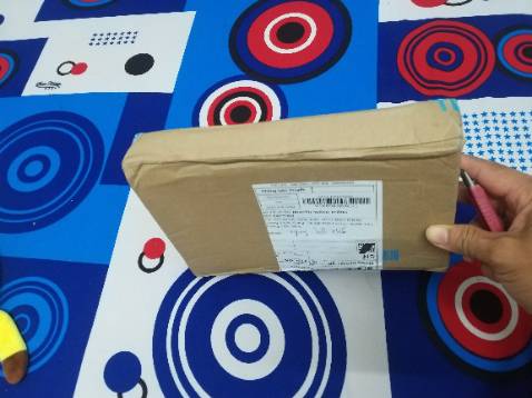 Sách có bìa giấy dày, có lớp bọc chống thấm mồ hôi, được in màu,chữ đẹp và rõ...Rất ưng mở ra lấy sách ra, lên ghế pha ly ca fe đọc liền.