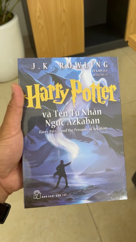 Mình đặt lúc 7h tối ngày 29/10 thì sáng ngày 30/10 Tiki đã giao sách đến nơi, mua sách của Tiki Trading thì thường sẽ giao rất nhanh.
Nhìn bên ngoài, sách thiết kế đẹp, bọc nilon kín.
Mình mua tặng nên không bóc ra, không biết chất lượng giấy thế nào.
Giá cả thế này thì rất hợp lý để mua về đọc rồi.