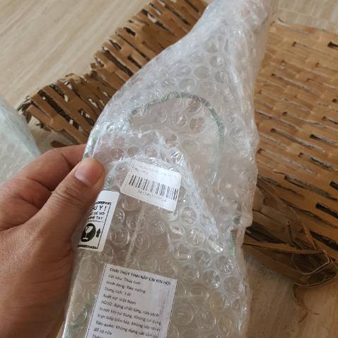 Đặt hàng 3 chai thì shop gửi thiếu 1 chai, vỡ 1 chai và chỉ xài được 1 chai. Gửi phản hồi cho Tiki thì Tiki báo là đã kiểm tra các khâu và đối chiếu nên việc mình báo nhận thiếu 1 chai là lỗi tại mình nên tiki và nhà bán từ chối chịu trách nhiệm. Chai bị vỡ thì thu hồi gần 1 tháng xong hỏi giải pháp là nhận sản phẩm thay thế hay hoàn tiền. Mình báo là nhận sản phẩm thay thế xong tiki và nhà bán không thông báo chọn luôn giải pháp là hoàn tiền.