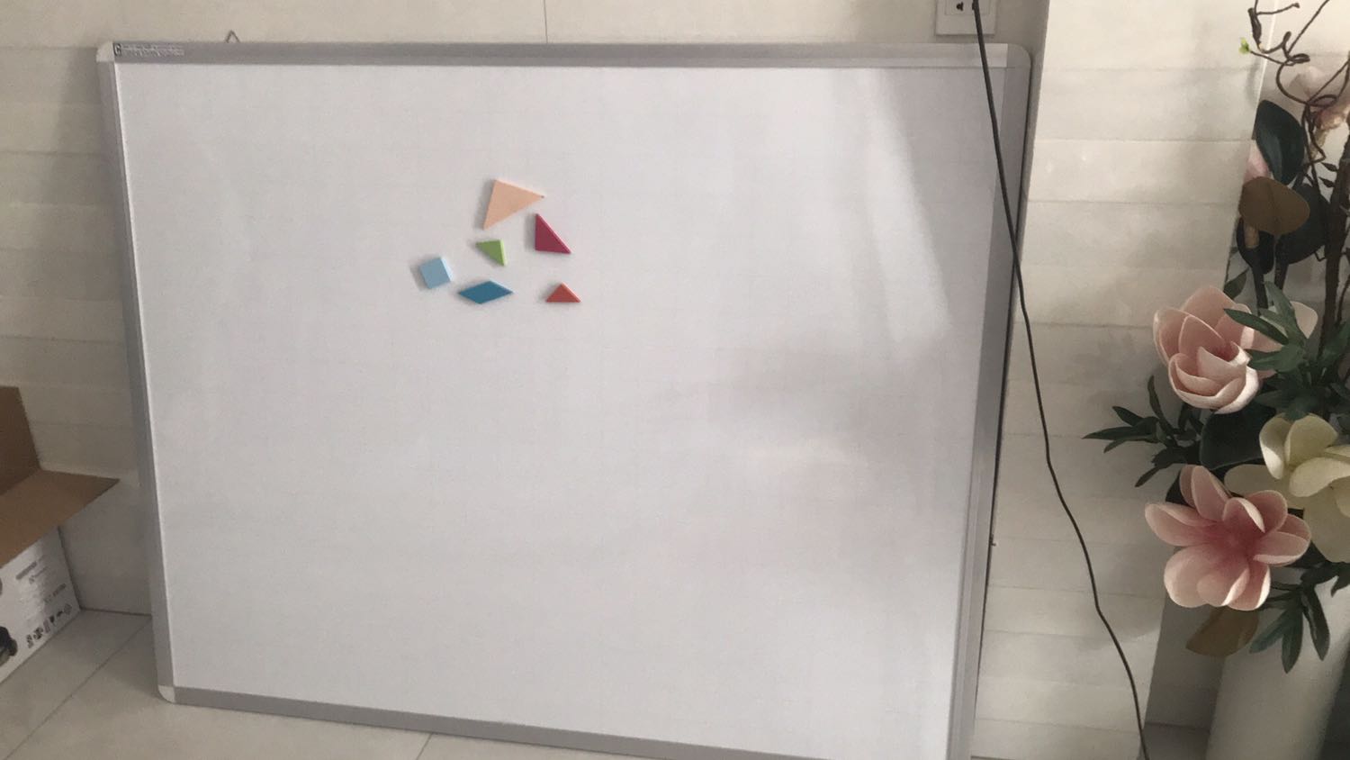 Bảng đẹp, cứng cáp, lau chùi dễ. Giao hàng nhanh