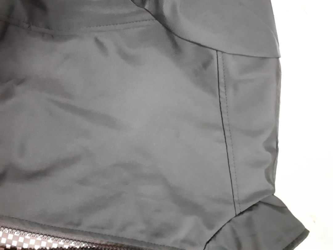 công tâm mà nói chất vải so với giá tiền thì ok. nhưng bị lỗi dây kéo, may nhíu, đứt chỉ đường may...nói chung hàng lỗi thì phải. cũng không giống mẫu niêm yết. size L nhưng có vẻ nhỏ mà khổ chủ k có nhà để thử. nếu không vừa mình sẽ đổi lại