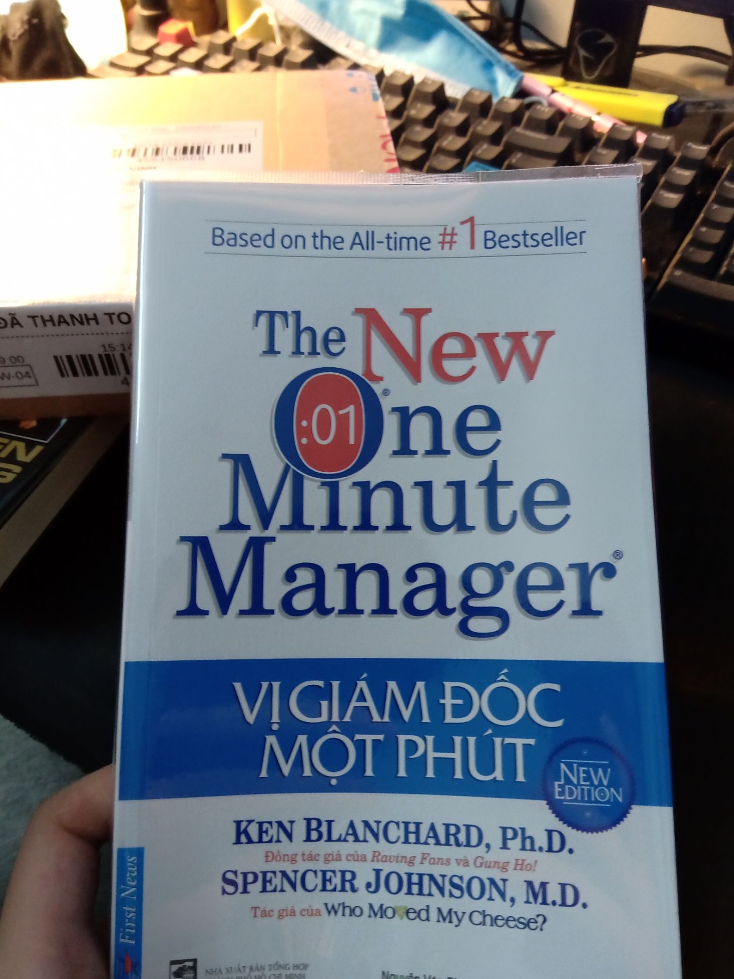 Giấy thô, nhám, xấu. Săn 11k nên chấp nhận được. Nội dung thì chắc tạm ổn vì sách này của first new, mà sách của first new toàn self help xào đi nấu lại =))