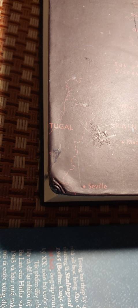 Sách hơi nát, cũ nhưng đuợc cái rẻ hơn chỗ khác