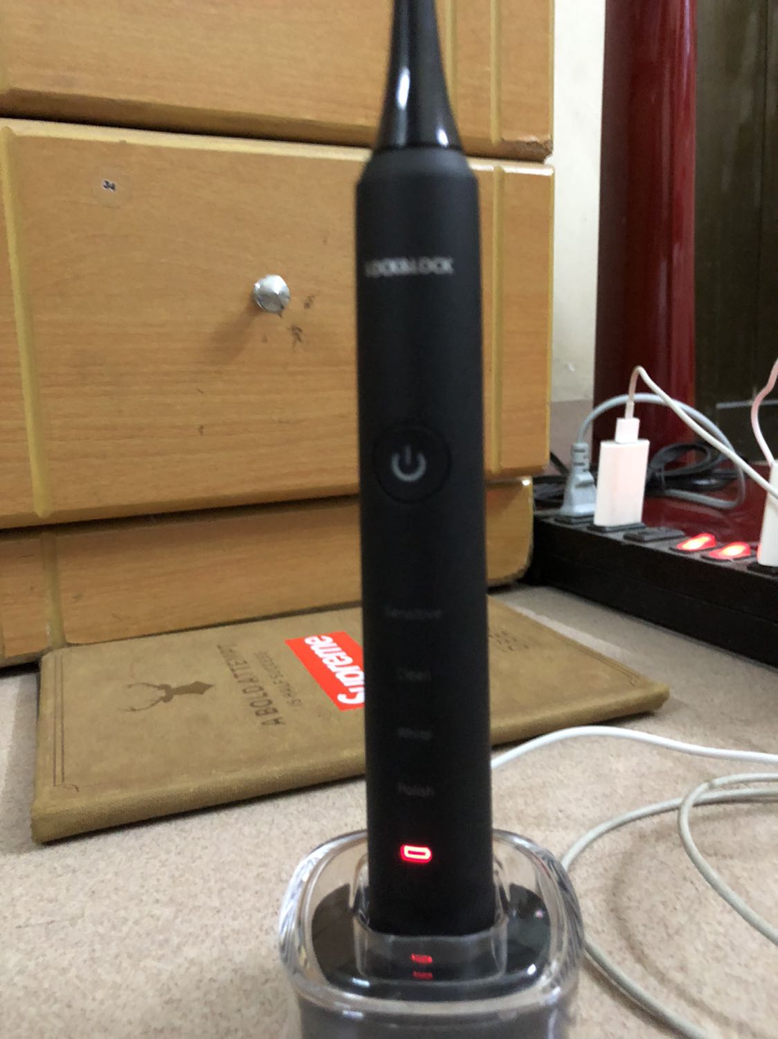 Hàng đẹp 
Phải nói bàn chải nó đẹp *** ra nhìn sang trọng dã man
Chất liệu cầm mịn tay lực rung siêu đã 
Mạnh có - yếu có - trung bình có
Bị cái lúc giao hàng cảm thấy đóng gói ko đc cẩn thận lắm nên hơi cấn cạnh của hộp

Nói chung bàn chải đẹp rung êm tiếng kêu nhẹ như máy phun sương 
Đánh phê cái răng lắm
Xài kết hợp với Marvis là đỉnh khỏi cần nói

Mấy bạn cứ mua nha