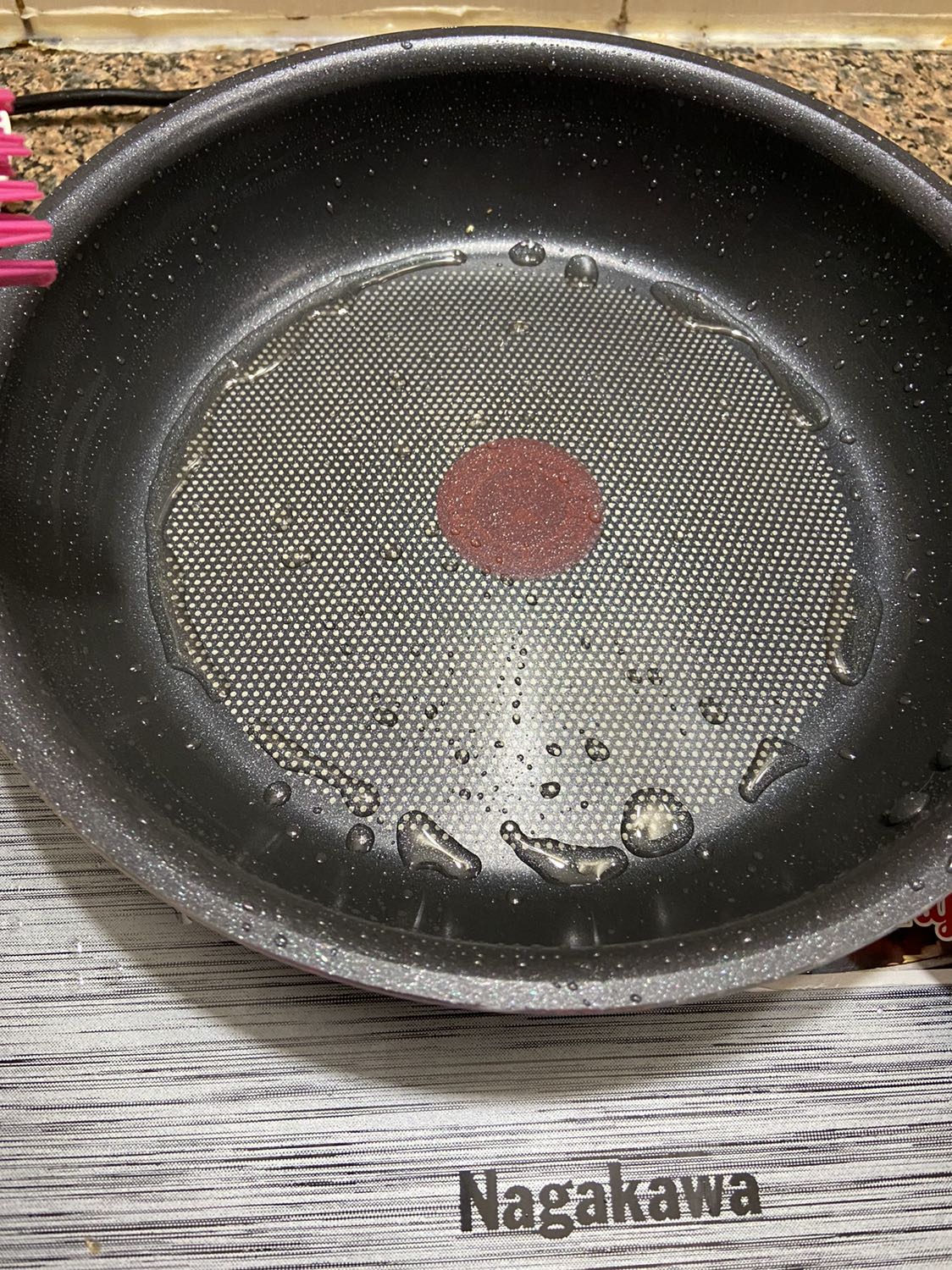 Chảo dày dặn. Tay cầm chắc chắn. Có điều mặt chảo cứ bị cong lên ở giữa. Mình đã mua 3 chảo cùng dòng so chef này đều bị thế. Khi chiên đồ dầu cứ dàn ra bên viền của lòng chảo, ở giữa lại bị khô dầu. Trừ khi đổ ngập dầu thì dầu mới đều. Cảm thấy ko hài lòng ở chỗ đó.