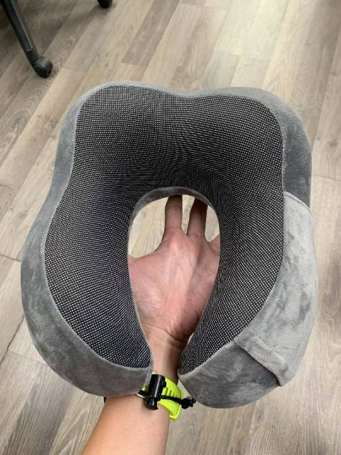 Gối êm lắm nha, ngủ như chết không muốn thức luôn. Sẽ mua nữa.

Update: đã mua lần 2 sản phẩm này. Phiên bản màu xám có chất lượng tốt nhất nha mọi người (hình). Xốp có độ đàn hồi cao giúp nâng đở tốt hơn, không gây cảm giác xẹp lép.