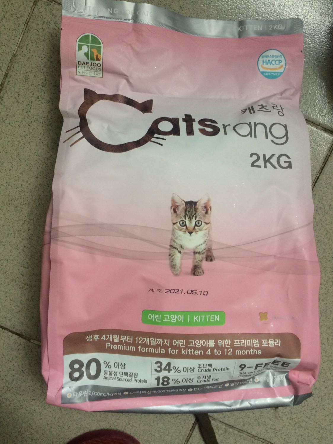 Mèo mình 3 tháng tuổi thích ăn mùa hấp dẫn với bé, hạt cứng chút nhưng hong sao cho bé đỡ ngứa răng. Trộn với cơm thịt bé thích ăn.