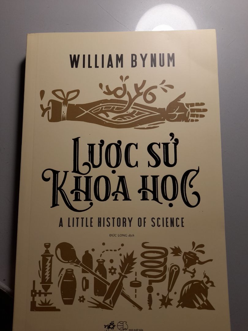Giao hàng nhanh nhưng phần góc trên sách bị gập như này. Không chỉ bìa trước và bìa sau mà tất cả các trang bên trong cũng bị vết gấp hằn như vậy.