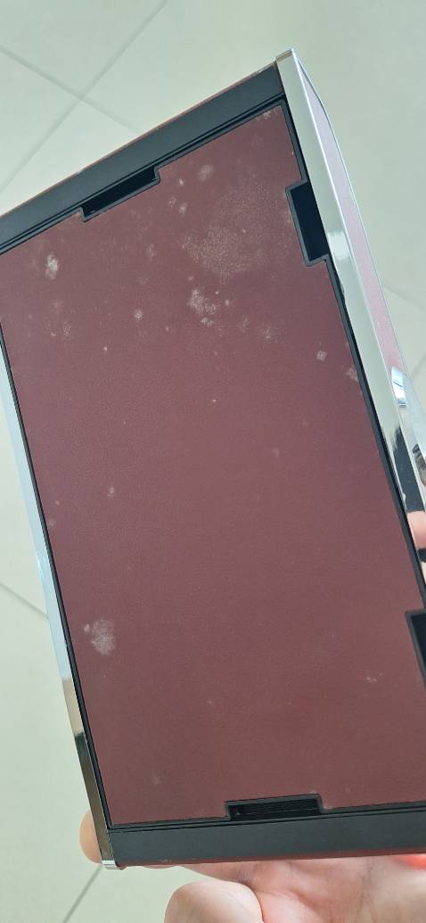 Đặt màu đen nhưng nhận màu gì đó.. Và bẩn cực.