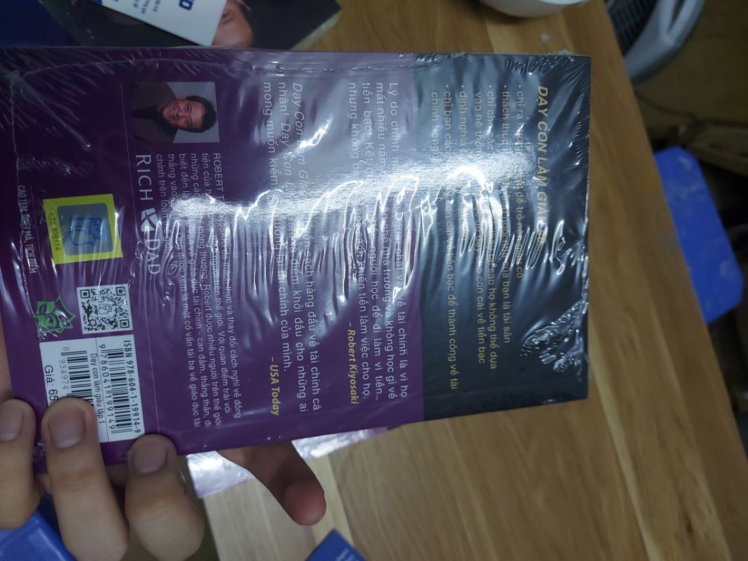 sách được đóng gói rất cẩn thận, giá cũng rất tốt
nội dung mình chưa đọc nhưng mình được sếp rất giỏi và giàu ở công ty giới thiệu khuyên nên đọc để có kiến thức nền tảng về tài chính cá nhân và đầu tư