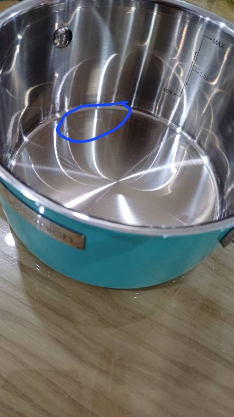 Mặt trong nồi có nhiều mảng trắng, màu không đồng nhất