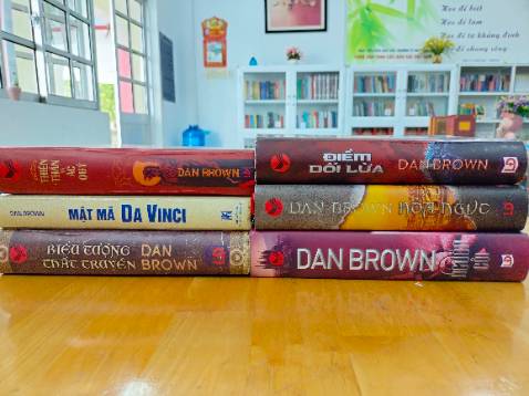 Sách đủ bộ Mình là một độc giả trung thành của 𝑫𝑨𝑵 𝑩𝑹𝑶𝑾𝑵. Đam mê Tiểu thuyết hư cấu hay những câu chuyện phiêu lưu, khoa học, tôn giáo và những bí ẩn của nền văn minh loài người?
𝐇𝐨𝐚̉ 𝐍𝐠𝐮̣𝐜: cùng Robert Langdon và cuộc hành trình chạy đua những địa danh không nhuốm màu thời gian của mình khám phá cung điện Vecchio, Vườn Boboli và Bảo tàng Duomo, Langdon và phát hiện những điều bí ẩn sau đó.