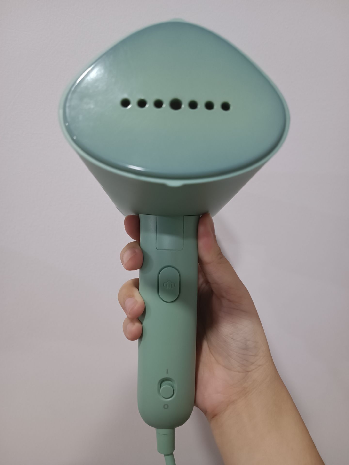 xinh xắn gọn gàng nhẹ tay ủi lâu k mỏi k hôi nhựa bình chứa nước khít chắc ko rò rỉ, đặc biệt là cái màu mint ở ngoài ĐẸP KO TƯỢNG ĐC. TIKI đóng gói sịn sò giao nhanh thần tốc thì khỏi nói rồi, chưa tới 1 tiếng đặt đã có hàng.