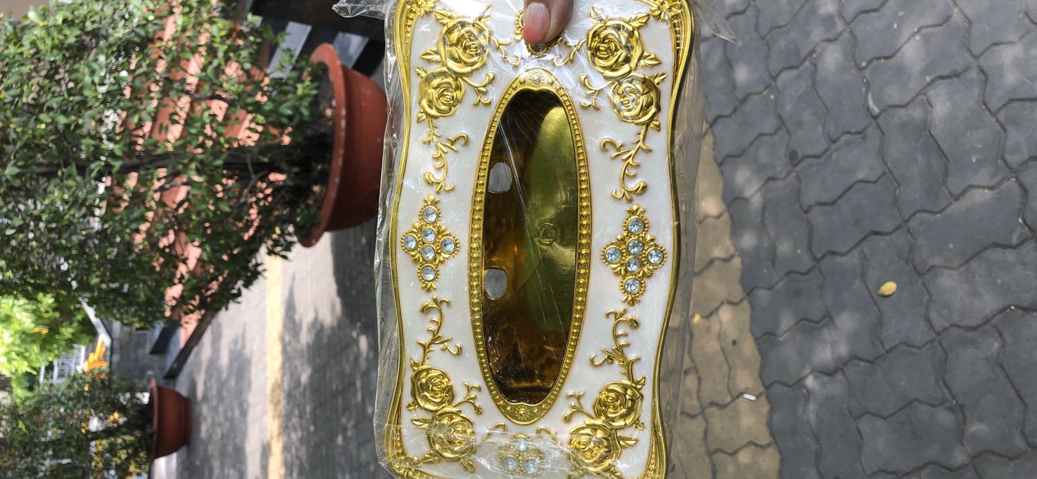 Hôm nay mình vừa nhận sản phẩm. Nó đẹp nhưng bị vỡ ở dưới. Mình có thể được đổi sản phẩm mới không?