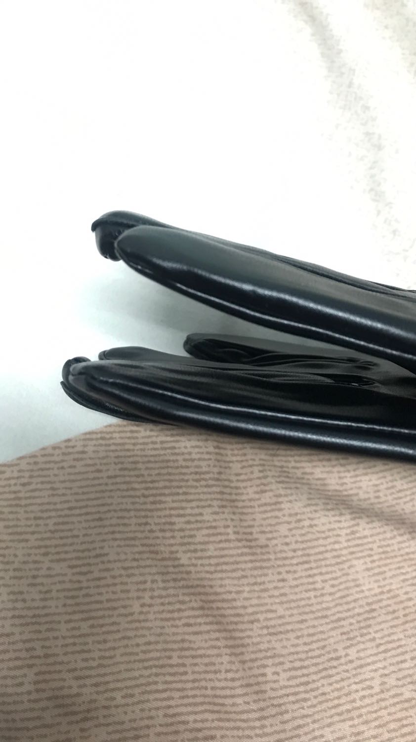 Shop đóng gói cẩn thận giao hàng nhanh mặc dù đang dịch. Khá là vui. Sản phẩm thì khá là tốt. Da chắc chắn, độ co giãn cao. Lớp lót nỉ lông tạo cảm giác bó sát, êm và dễ chịu khi sử dụng. Cảm ứng điện thoại ok, vuốt như không đeo luôn. Rất hài lòng. Sản phẩm đáng mua các bạn ạ.