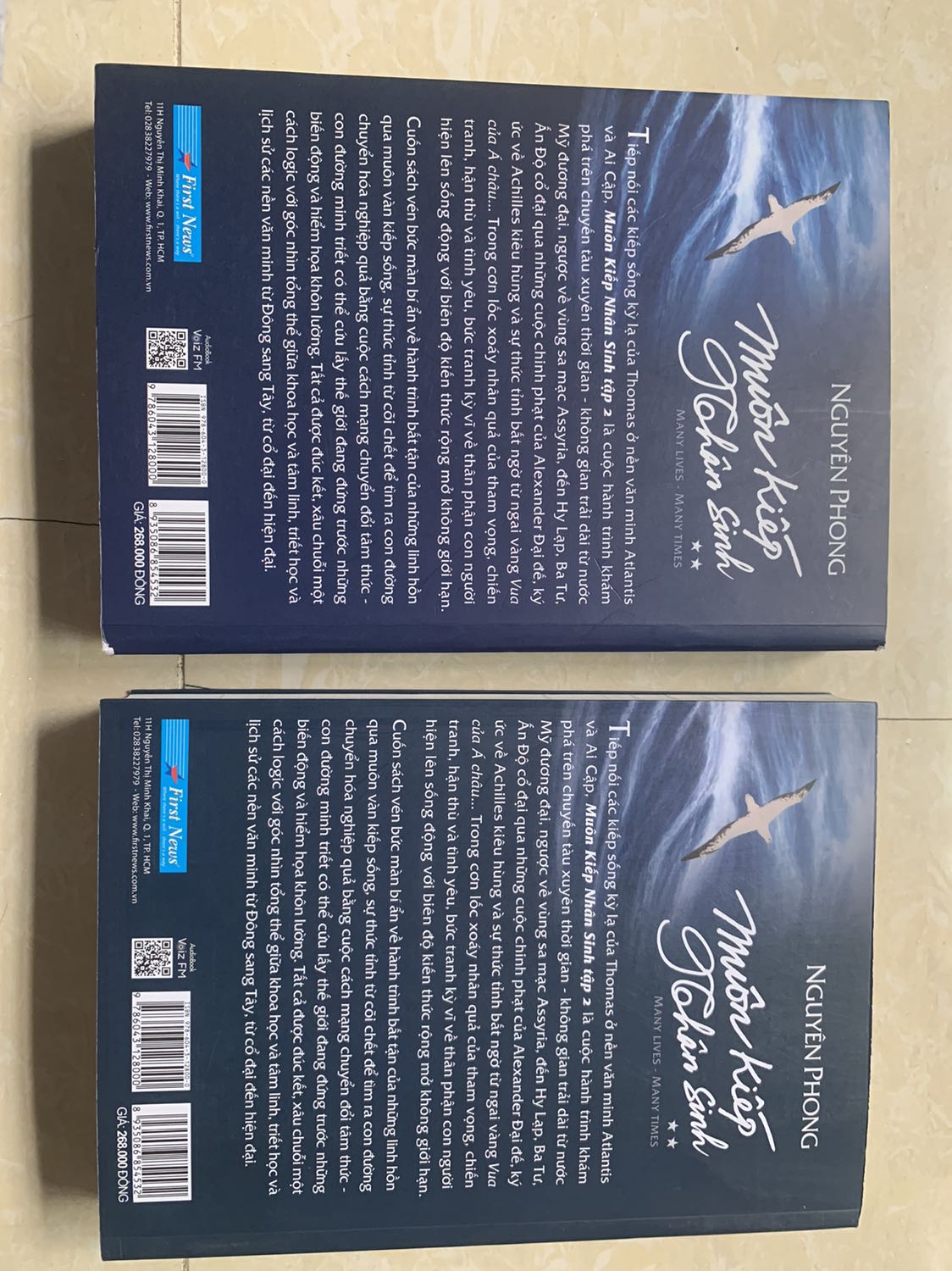 Bìa sách in bị lệch, giấy cắt không gọn gàng mà bị gợn sóng. Có 1 bookmark mà theo nxb thì phải có hai cái. Gáy sách bị nát, không còn seal. Giá rẻ như chất lượng vậy. Nên trải nghiệm. 
Chú thích: mình có hai sản phẩm, một cuốn mua trước bên shopeemall (mình nghĩ nó ổn) và cuốn sau mua bên tikitrading làm mình hơi thất vọng.