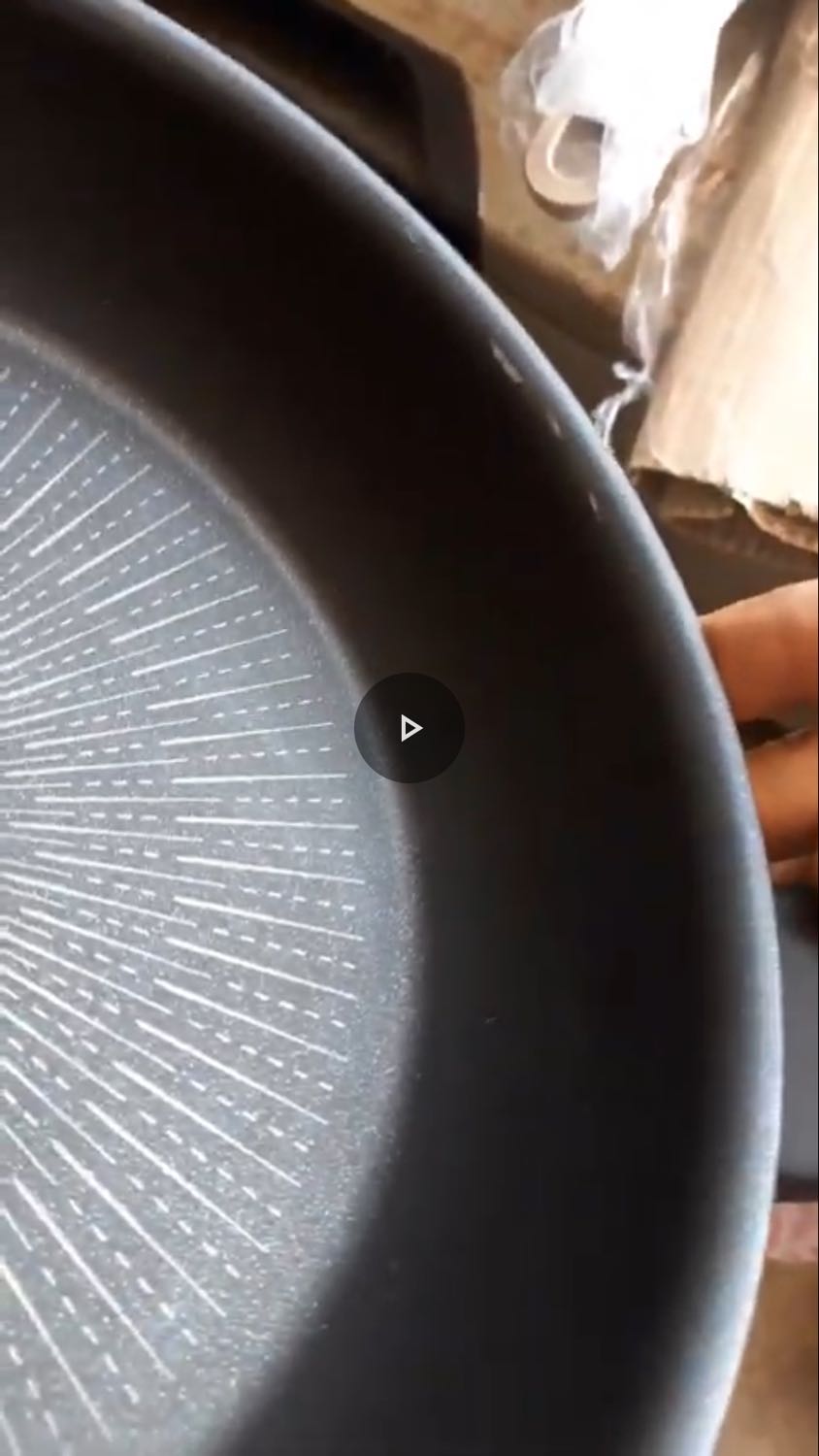 Sau khi nhận hàng thì mình có vài điều lưu ý với người mua sau thế này. 
1 - Giao đúng sp, đủ quà tặng, đóng gói ổn
2 - sp chính bị trầy nhưng may là ở mép trên nên cảm giác như đợt này bên cửa hàng tặng nhiều quà và giảm giá để đẩy hàng lỗi bị tồn. Châm chước vì giá khá ok, trầy ngay vị trí không quan trọng và nhiều quà nên mình không  cần đổi chi cho tốn thời gian. Vì vậy lưu ý cho ai mua sp này chú ý khi nhận sp nên quay video tất cả các mặt thùng đồ trước khi khui và quay đến khi kiểm toàn bộ ap bên trong để có gì còn khiếu nại đổi sp khác được.

Tổng kết 4 sao