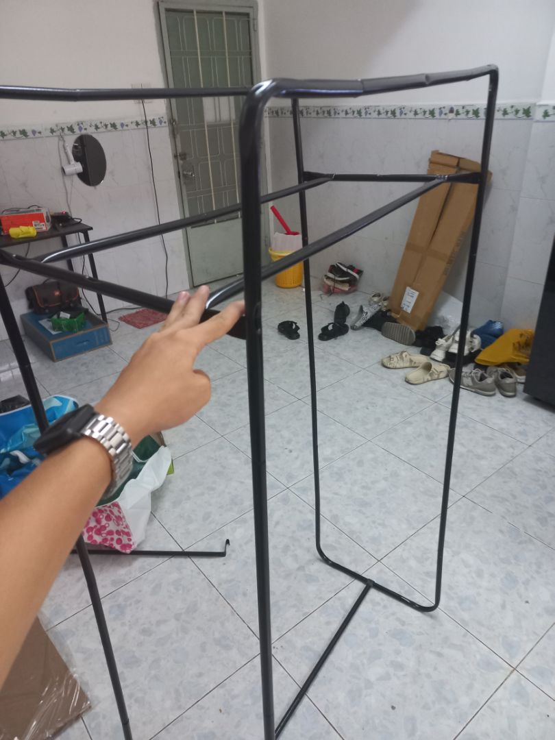 tủ không giống hình một chút nào, như đồ chơi trẻ em, lỏng lẻo vô cùng,  tủ này mua về không nhờ keo nến, băng keo quấn các thứ chắc ko móc nổi hai bộ