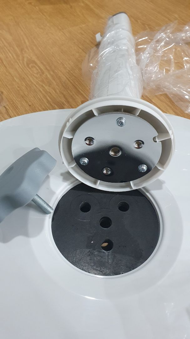 - quạt chất lượng ổn, điều khiển nhạy, chất liệu và thiết kế ok.
- chỉ có mình thắc mắc đã giao đủ đồ để lắp ráp chưa, dưới đáy có thiết kế 4 lỗ bắt vít nhưng trong hộp chỉ 1 con vít lớn. Tiki check lại và giao bổ sung cho mình nhé.