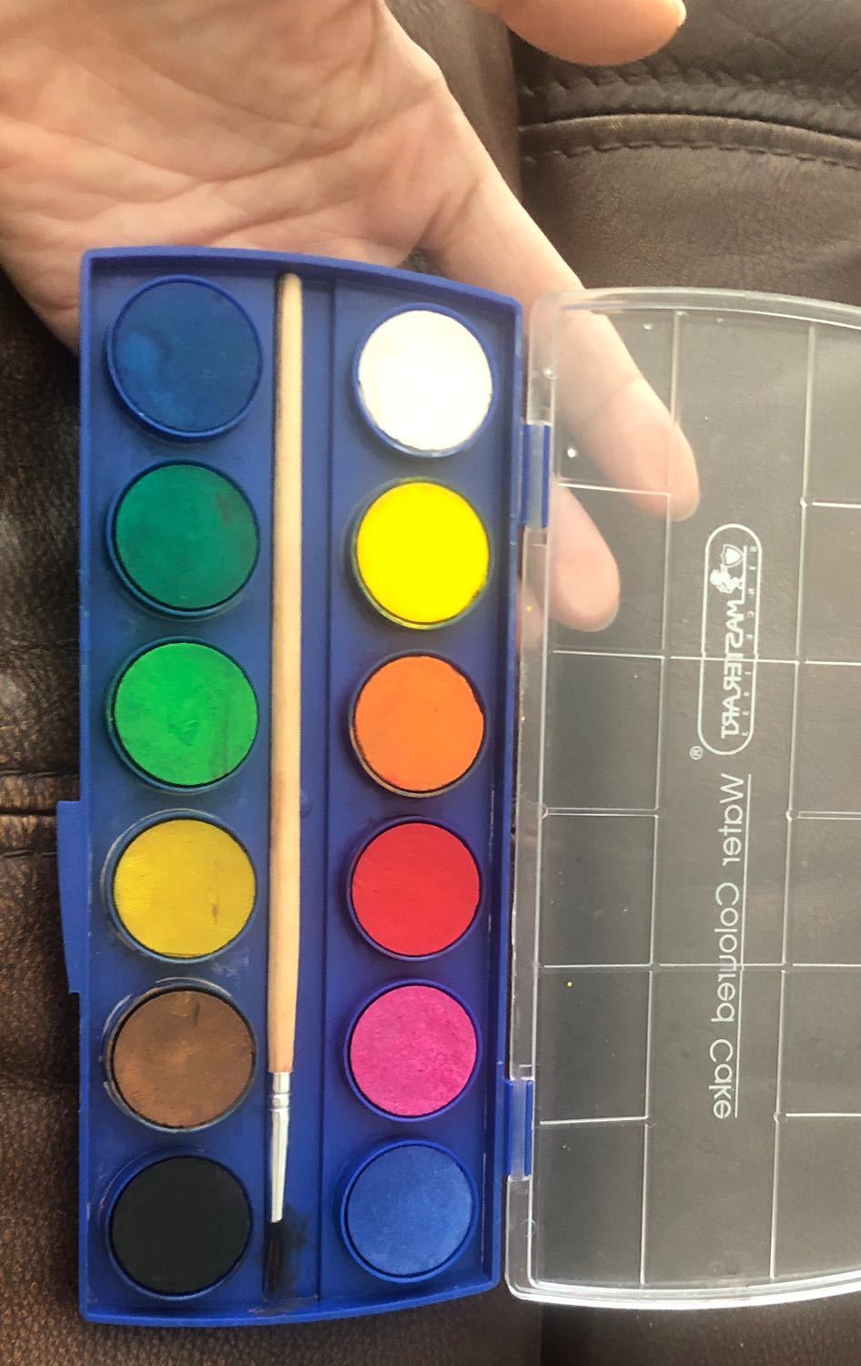 5* cho tốc độ giao hàng nhanh và đóng gói ok. Màu vẽ cho bé chơi tạm được, giá rẻ.