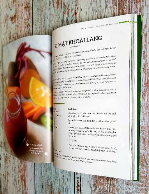 Cho đến ngày mình tìm thấy blog juicylife.vn của chị Huyền, mình hiểu hơn Juice không còn đơn thuần là nước ép cam, ép bưởi trước kia nữa mà nó là cả thế giới sắc màu được ép từ vô vàn những rau củ quả. Juice không đơn giản chỉ để giải khát nữa mà Juice là cách nhanh nhất và đơn giản nhất giúp cơ thể của mình khỏe hơn, tươi mới hơn với dinh dưỡng, vitamin và enzyme sống từ rau củ quả.
Nguyễn Huyền - Trưởng nhóm Chăm sóc khách hàng thương hiệu True Juice