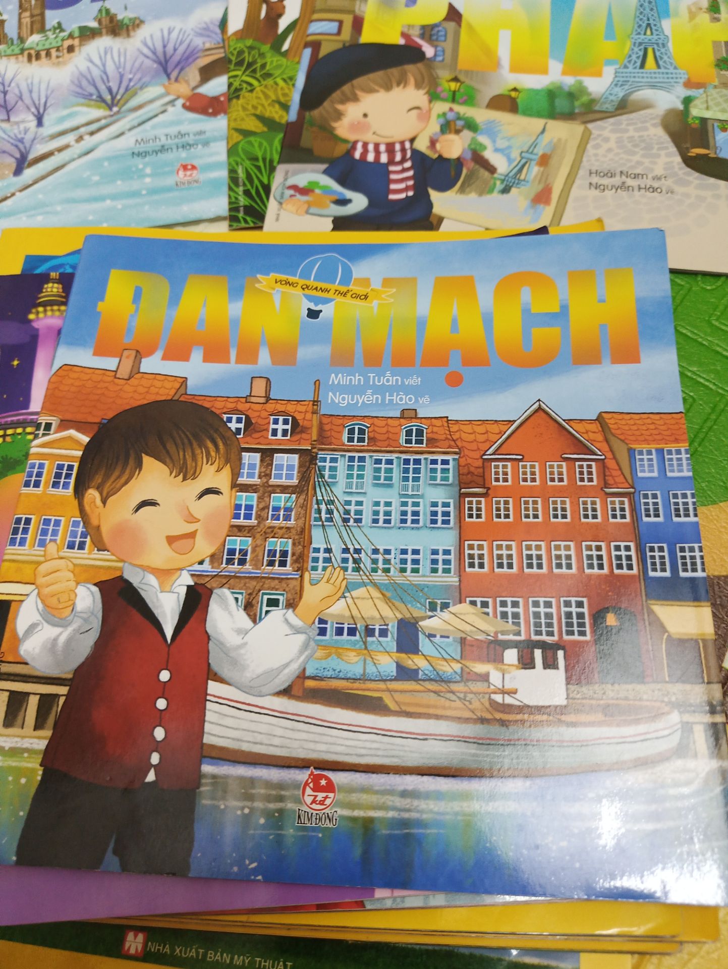 Nên mua sách ạ, sách thú vị lắm.