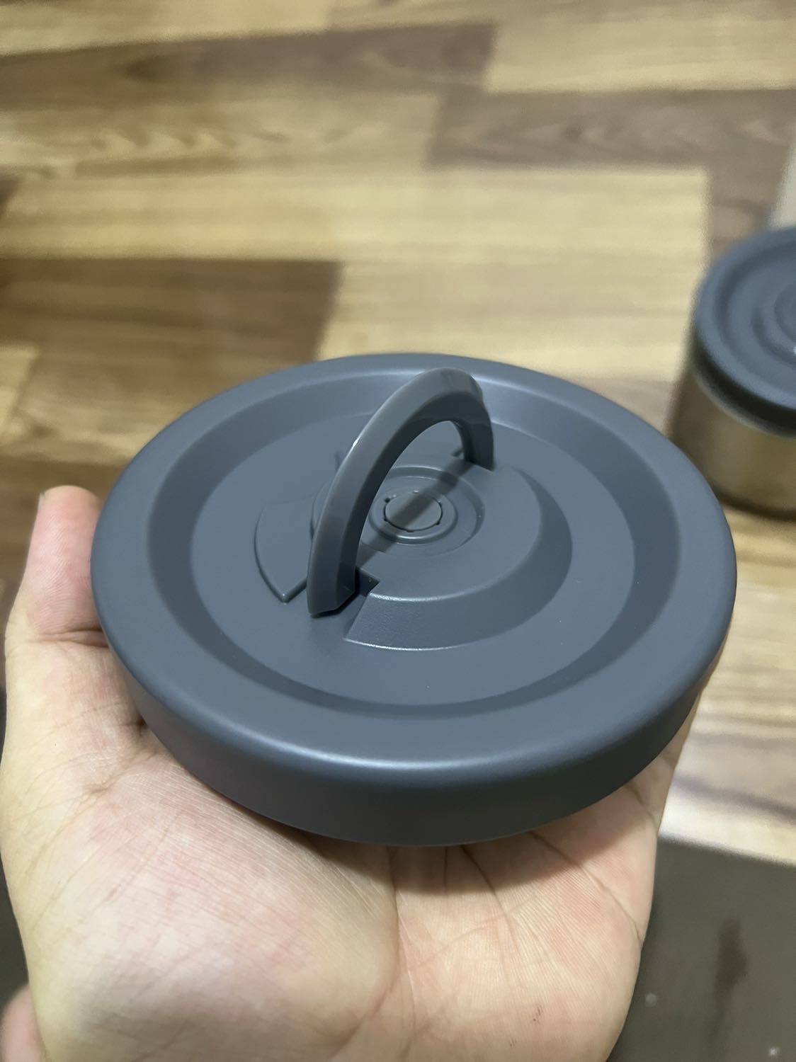 Hàng đến hộp còn mới, bên ngoài là kim loại chứ không phải nhựa như mình nghĩ. Hộp cơm bên trong bằng inox khi đổ đồ nóng thì sẽ không cầm và vặn hộp ra được, nắp hộp có nút thoát khí để không bị kẹt. Phần nĩa, muỗng đi kèm sau khi ăn xong có thể phải chạm tay vào phần bị dính thức ăn để tách 2 phần ra. Còn về phần giữ nhiệt 10/10, mình đổ nước vừa sôi gần đầy cho cả 3 hộp, sau 6 tiếng vẫn có thể nấu mì được, gần 24 tiếng sau chạm vào nước vẫn còn ấm (nếu đổ ít nước có thể sẽ không được như vậy), nhìn chung cũng đủ để giữ thức ăn đến trưa. Voucher tiki + momo chỉ còn hơn 400k, không mong đợi gì hơn.